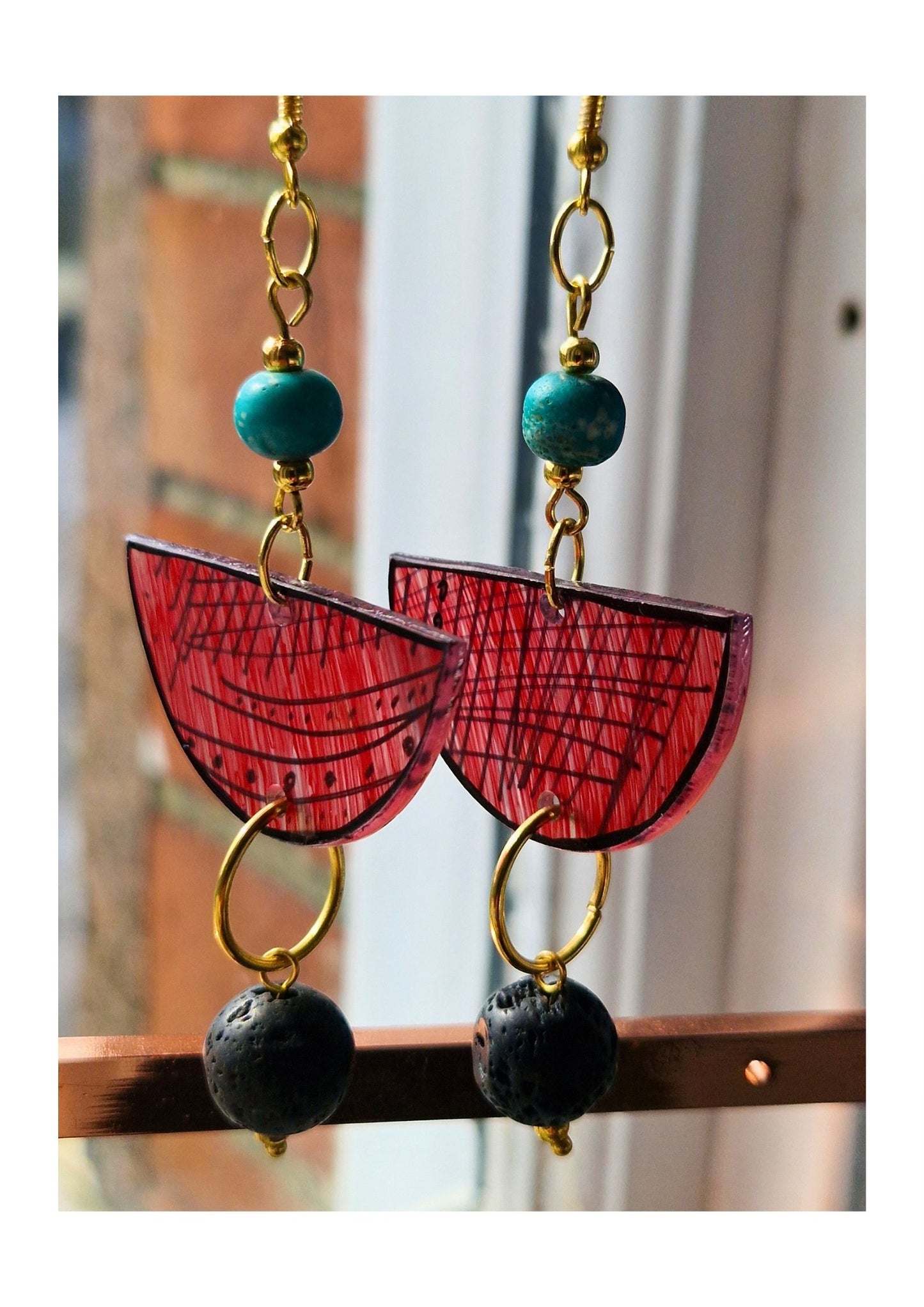Boucles d'oreilles faites à la main/dessinées à la main - semi-cercle avec perle de lave en vedette