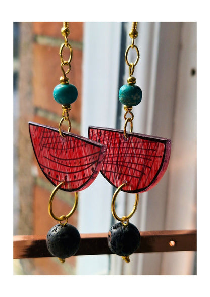 Boucles d'oreilles faites à la main/dessinées à la main - semi-cercle avec perle de lave en vedette