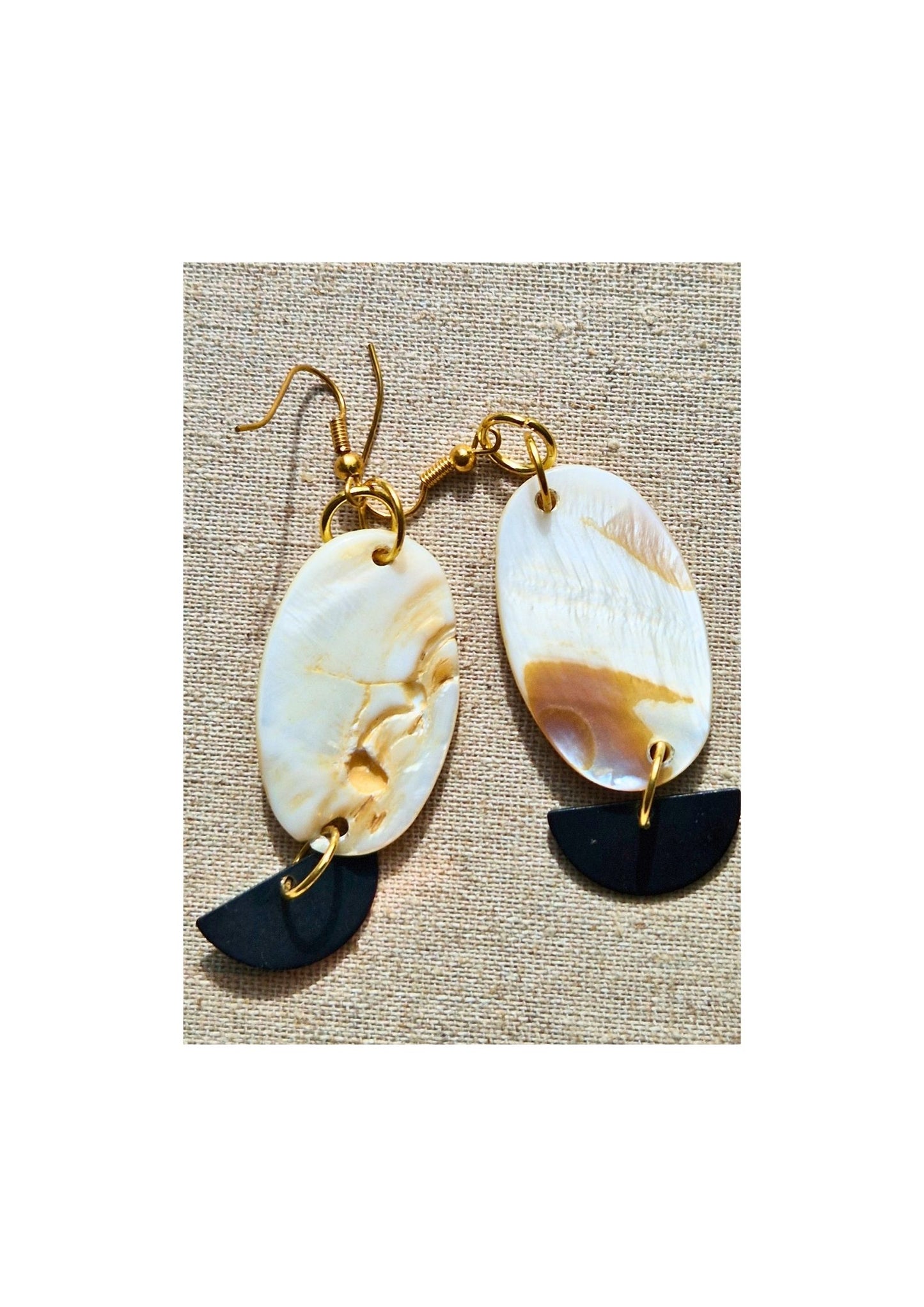 Boucles d'oreilles ovales - Coquillage ovale et demi-cercle noir
